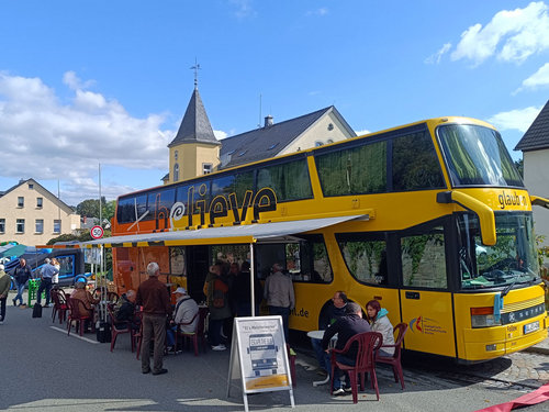 Bibelbus auf dem Kirchplatz Bibelbus auf dem Kirchplatz