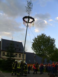 Maibaumsetzen und Walpurgisfeuer Maibaumsetzen und Walpurgisfeuer