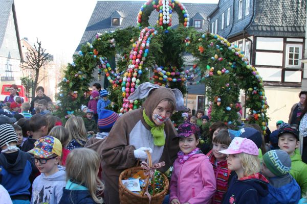 Aufsetzen der Osterkrone auf dem Marktbrunnen Aufsetzen der Osterkrone auf dem Marktbrunnen